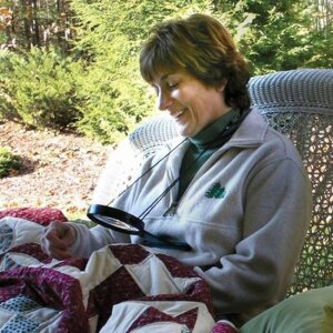 Lupa suspendabilă Carson 2-4x110mm cu LED, neagră