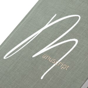 Agendă Goldbuch Manuscript 15x22 cm, hârtie 100g/m², legătură din lână, imprimeu alb și aurie, cu marcator